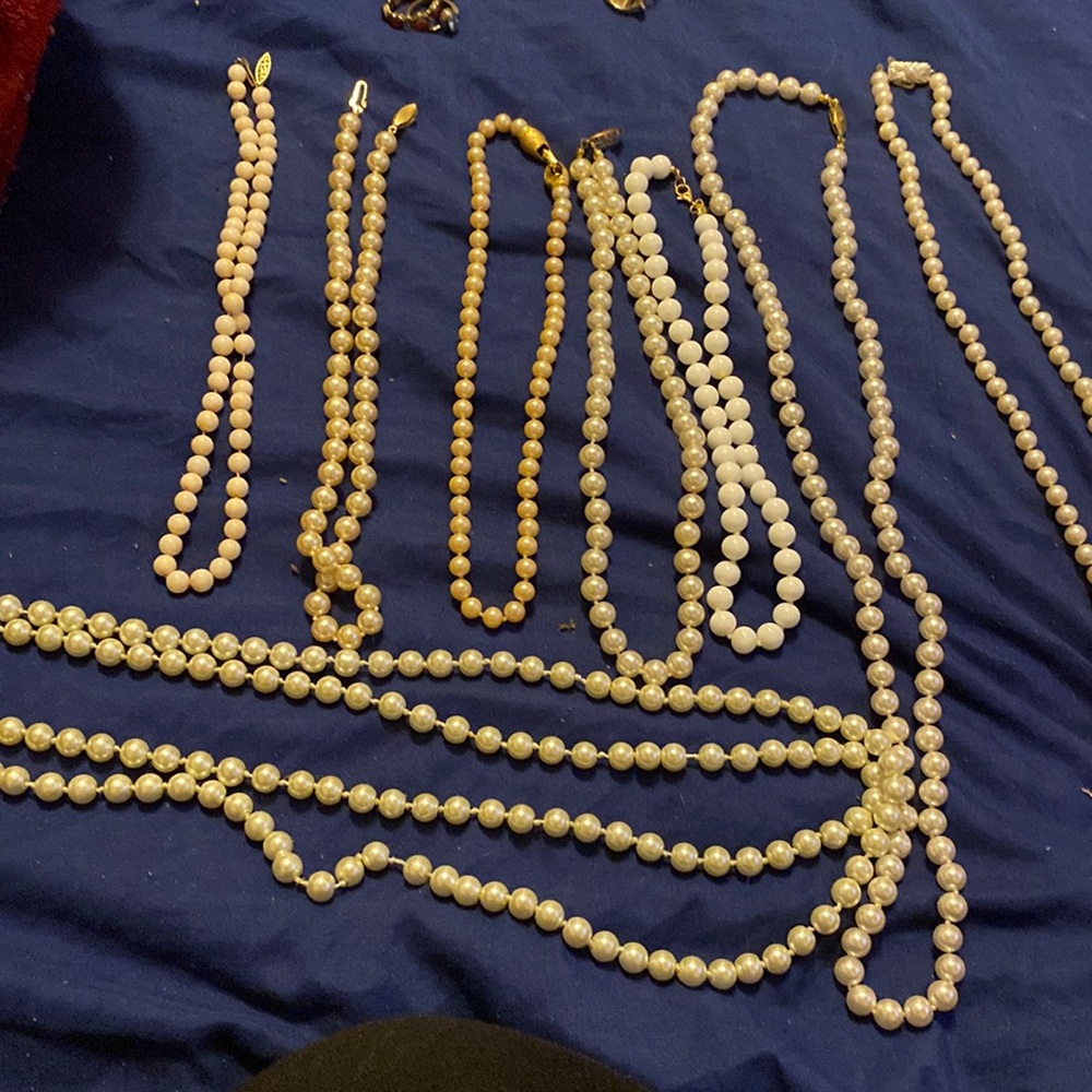 8 pearl necklaces